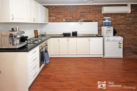 Comfort & Convenience in the Heart of Cranbourne - Photo 4