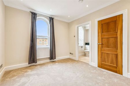 A modern three bedroom town house with river views and roof terrace in prestigious Harrods Village - Photo 2