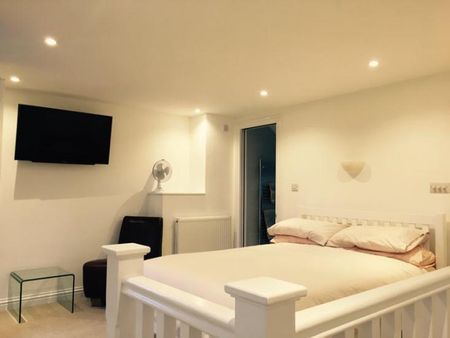 Stunning Loft conversion double room w/ ensuite w/bath, WiFi, Smart TV and walk-in wardrobe (Mon-Fri Let only) - Photo 2