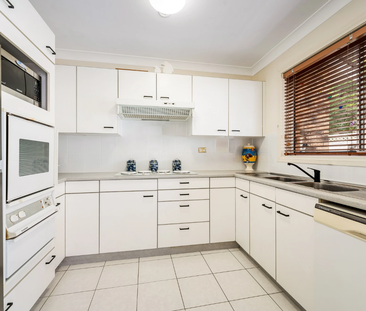Spacious & Convenient Townhouse in Prime Hurstville Location - Photo 6