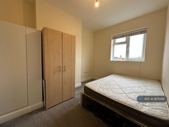 4 bedroom flat to rent - Photo 1