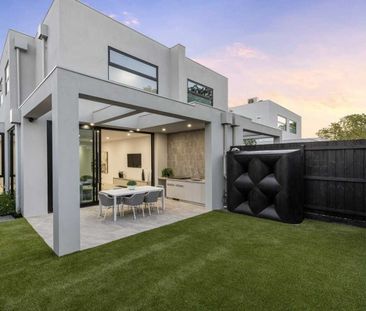 LUXURIOUS FAMILY HOME - Photo 5
