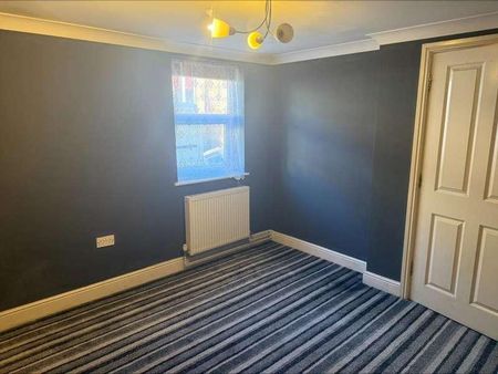 Queens Road, Farnborough, GU14 - Photo 2