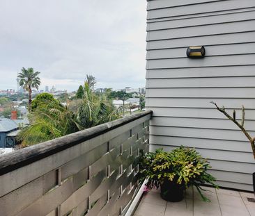 Light-Filled Two-Bedroom Apartment with Stunning Views & Unbeatable... - Photo 1