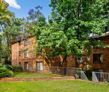 SPACIOUS & FRESHLY RENOVATED APARTMENT IN EXCELLENT LOCATION - Photo 6