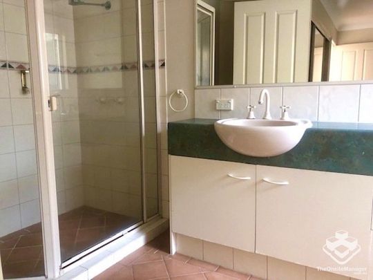 Spacious Unfurnished 3 Bedroom 3bathroom Villa Within Gated Community - Photo 1