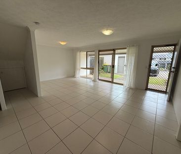 Freshly repainted, Spacious & Comfortable - Walk to Harbourtown - Photo 3