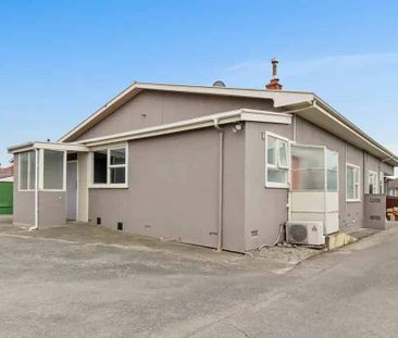 Three bedrooms lock up and leave - Photo 5
