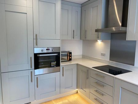 4 bedroom semi-detached house to rent - Photo 2