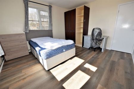 2 bedroom Flat in Queenswood Drive, Leeds - Photo 2