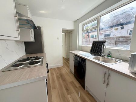 4 bedroom terraced house to rent - Photo 2