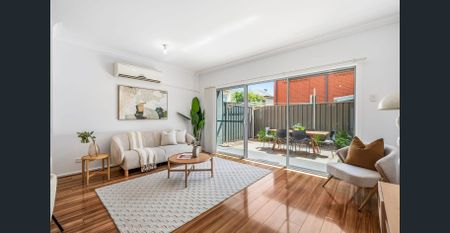 Contemporary Comfort in a Cosmopolitan Lakeside Pocket - Photo 2