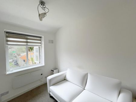 1 Bed Flat, Wood End Close, UB5 - Photo 2