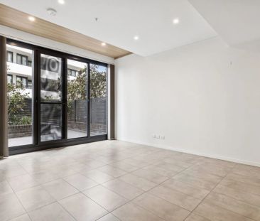 Chic And Contemporary One Bedroom Split Level Apartment With Privat... - Photo 1