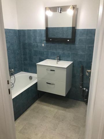 Location Appartement 1 pièce 36m² ST LAURENT DU VAR 06700 - Photo 4