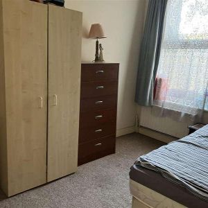 Albert Road, London, E18 - Photo 3