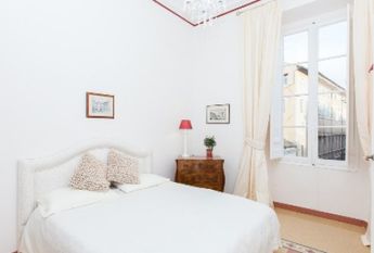 Center-Historic Jewish Quarter: Elegant apartment situated in beautiful Palazzo Nobiliare. Entrance, spacious living with original wood frescoed ceilings, large modern dining and kitchen, 4 bedrooms, 4 Baths, small terrace. #1527