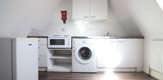 Madeley Road, London - Photo 2