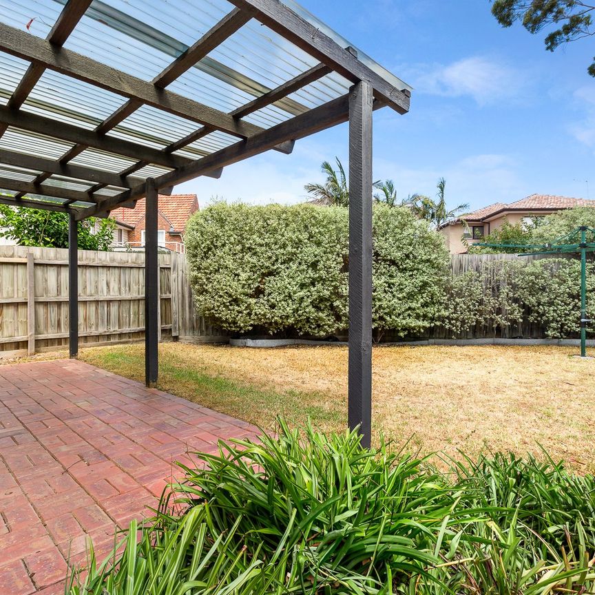 LIGHT FILLED HOME WITH LUSH GARDEN SURROUNDS - Photo 1