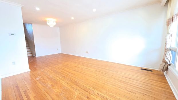 For Lease - 214 Fairglen Avenue Unit# Upper, Toronto, Ontario - Photo 1