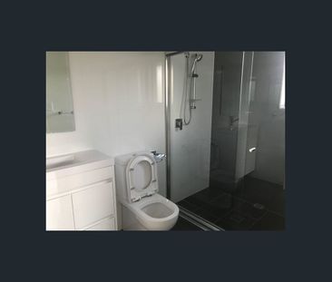 FIVE BEDROOM TOWNHOUSE - CALL ASAP - Photo 3