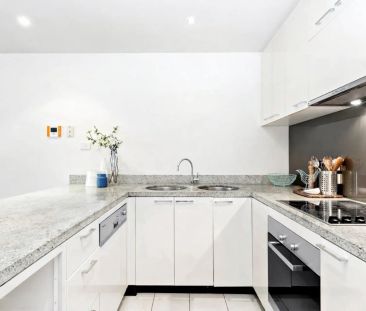 Stunning oversized apartment in a peaceful pocket of Richmond! - Photo 2