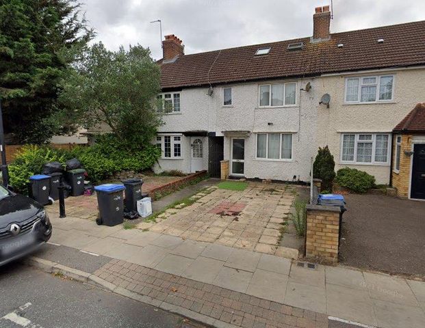 Brimsdown Avenue, Enfield EN3, London - Photo 1