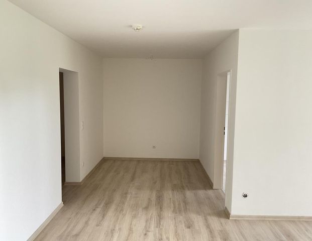 Schöne Wohnung mit Laminatboden und Sonnenterrasse - Photo 1