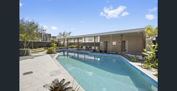 This spacious unfurnished 2 bed 2 bath and 2 parking apartment available for rent from 22/12/2025. - Photo 1