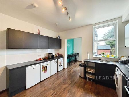 1 bedroom in a house share to rent - Photo 2