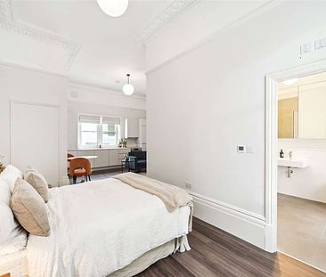 A ground floor studio flat in South Kensington. No parking permit permitted. - Photo 3