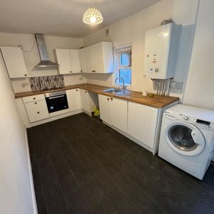 3 bedroom terraced house to rent - Photo 2