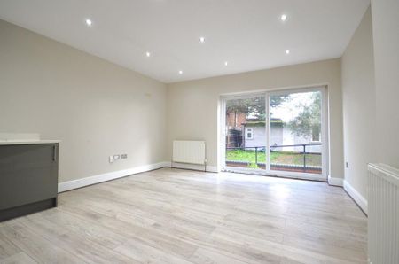 3 bedroom flat to rent - Photo 2