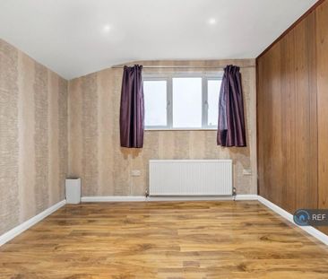 4 bedroom semi-detached house to rent - Photo 4