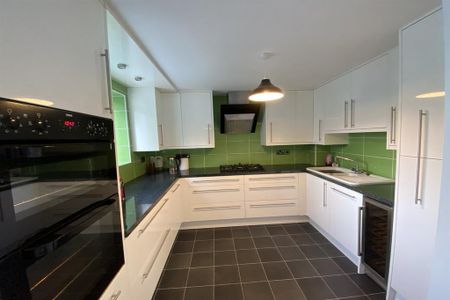 1 bedroom in a house share to rent - Photo 4