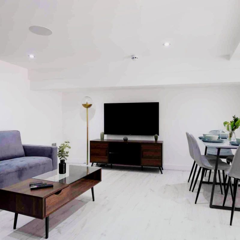 6 Beds 3 Baths - Photo 1