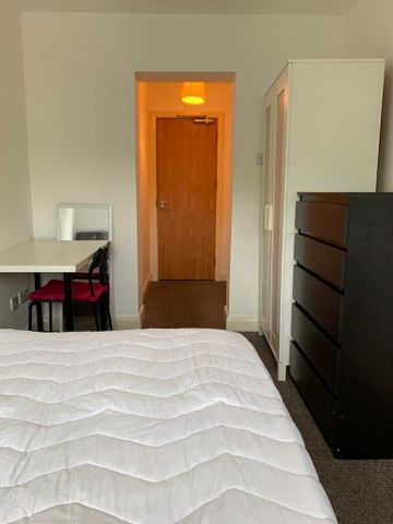 4 bedroom flat to rent - Photo 3