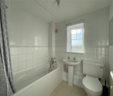Link detached 2 bedroom house to the south of Newbury with allocate... - Photo 5
