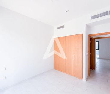 Modern 3BR + Maid Villa | Vacant | Gated Community - Photo 2