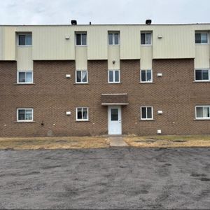 Beau 4½ lumineux à louer – Libre 1er juillet– Emplacement stratégique! - Photo 2