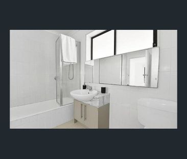 Spacious One Bedroom Apartment with Carpark - Photo 1