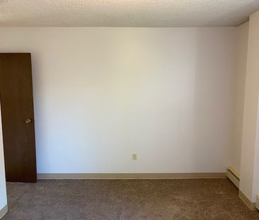 1 Bedroom Condo For Rent In Sunnyside/ Heat & Water Included - Photo 3