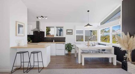 3 BEDROOM FAMILY HOME - Photo 3