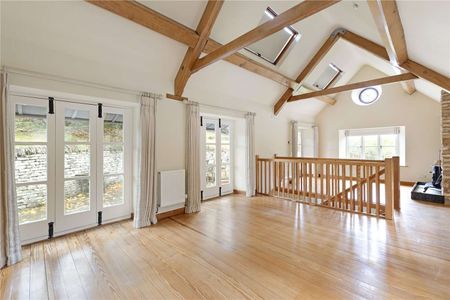 Spacious and charming family home in the village of Tunley. - Photo 5