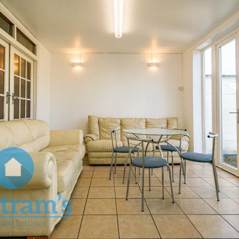 References Pending - 4 bed Detached House - Photo 1