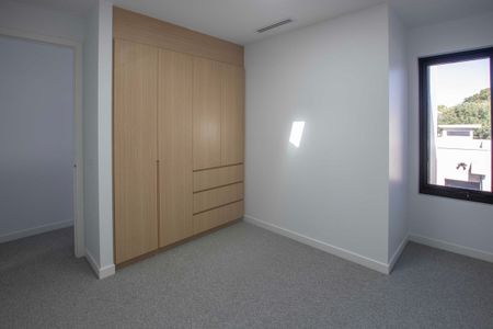 Architecturally crafted townhouse - Photo 4