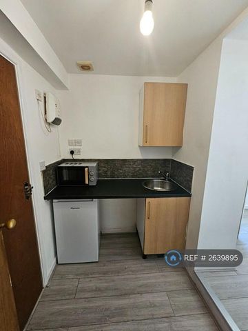 1 bedroom in a house share to rent - Photo 2