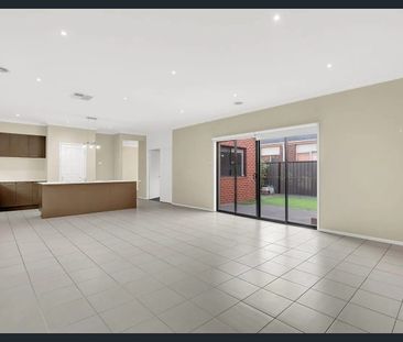 Spacious Family Home! - Photo 2