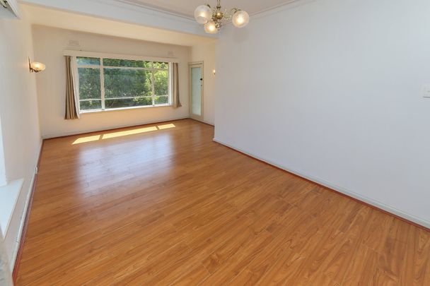 Spacious living - Photo 1