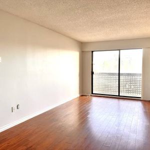 Bright 2 bedroom apartment with patio - Photo 2